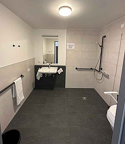 altersgerechten Nasszelle mit Dusche, WC, Waschbecken, Haltegriffen